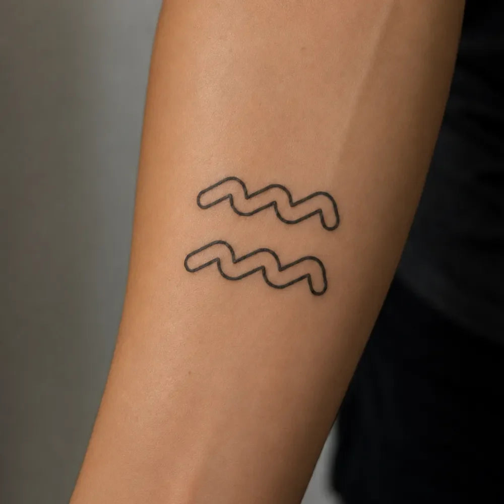 SafeTatt — Aquarius Sign · fotografie tetování na kůži