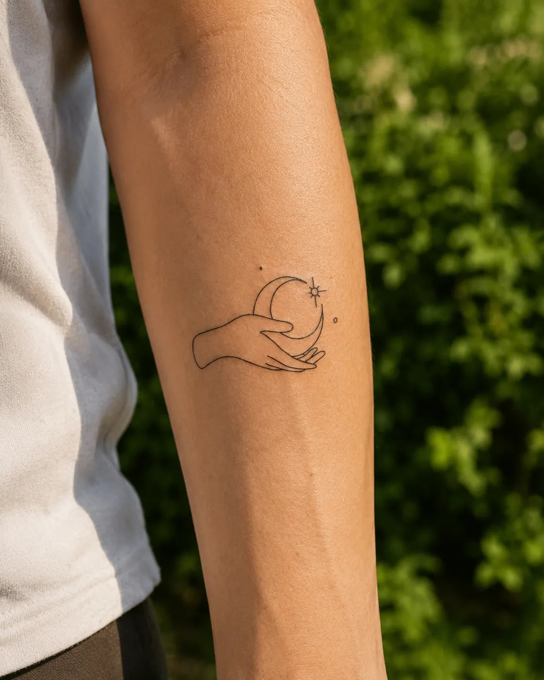 SafeTatt — Hold the Moon · fotografie tetování na kůži