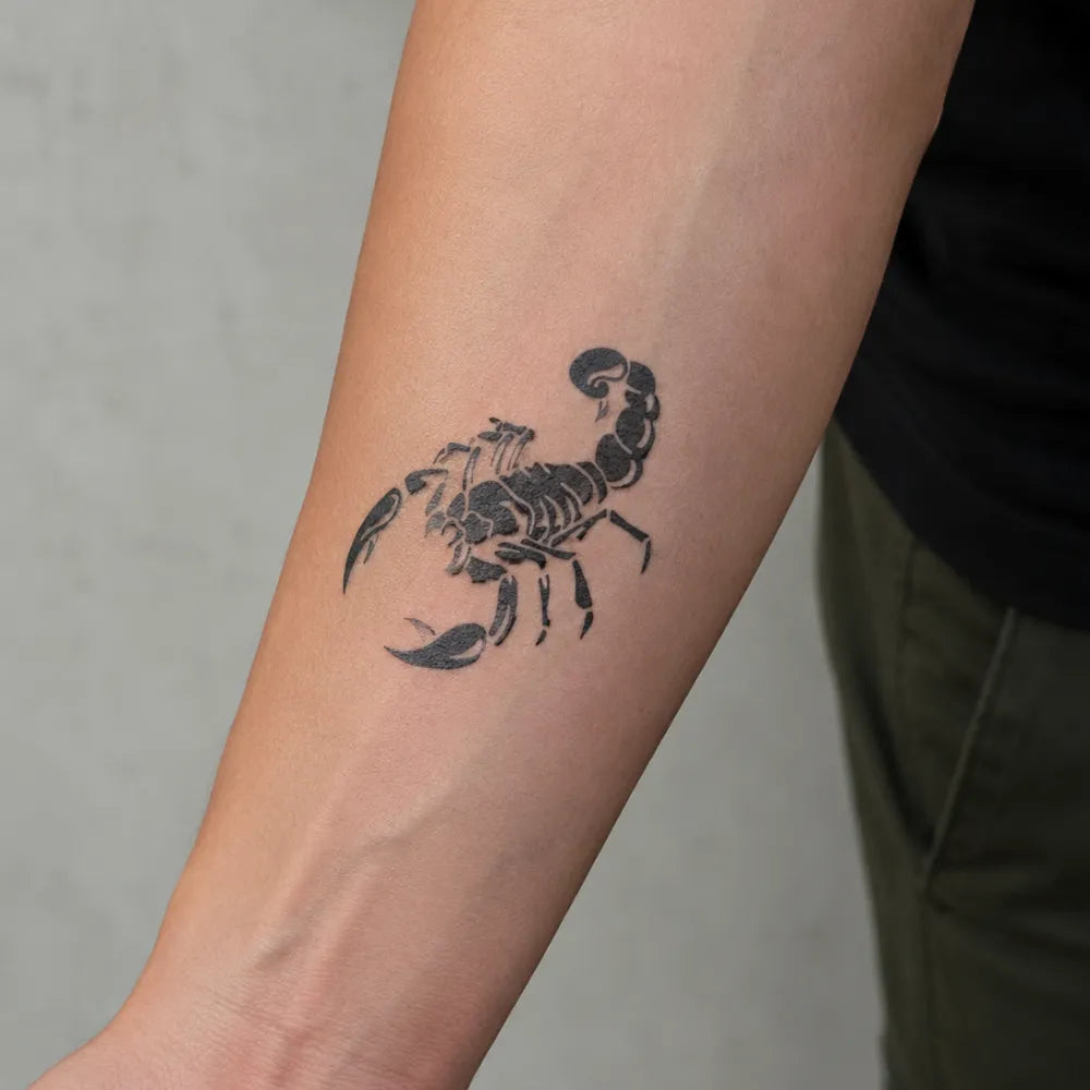 SafeTatt — Scorpion Strike · fotografie tetování na kůži